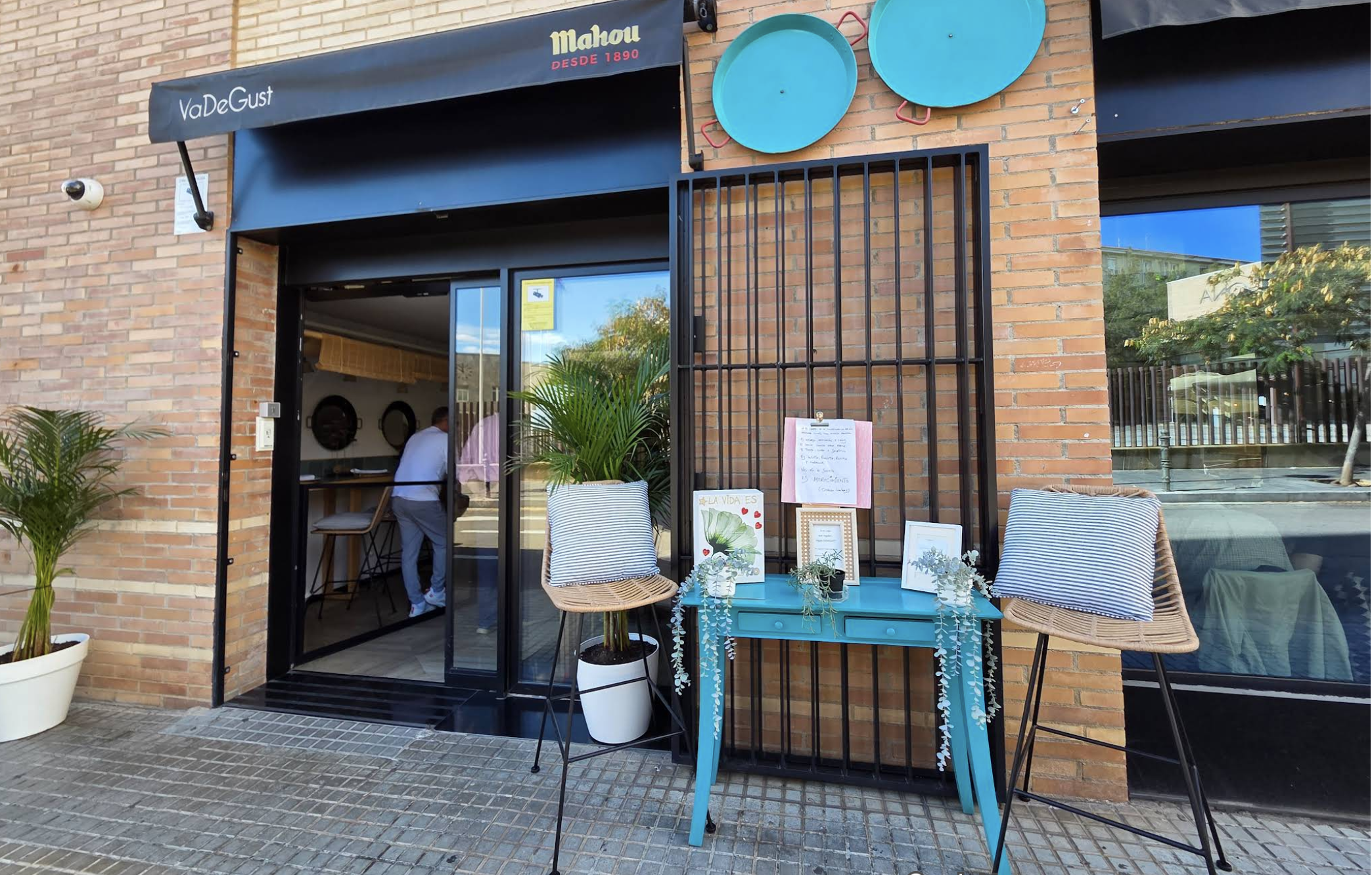 Interior del restaurant Vadegust amb vistes al Mediterrani